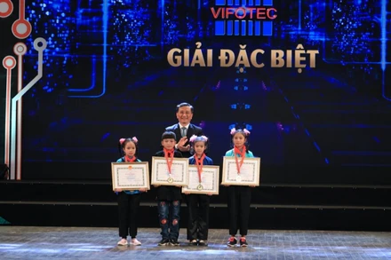 Trao giải Đặc biệt cho các em học sinh.