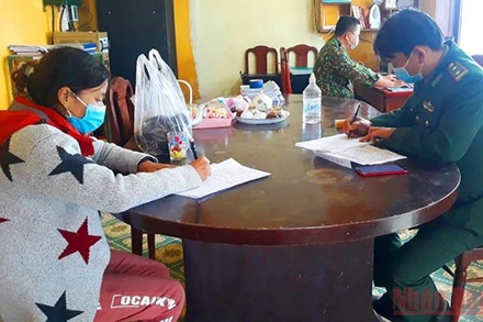 Bà H. được cứu và đưa vào Trạm kiểm soát biên phòng Cửa Đại.