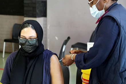 WHO đặt mục tiêu 70% dân số thế giới được tiêm đủ vắc-xin vào giữa năm 2022. Ảnh REUTERS