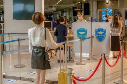 Hành khách làm thủ tục hàng không tại Cảng Hàng không quốc tế Nội Bài. (Ảnh: Cục Hàng không Việt Nam cung cấp)