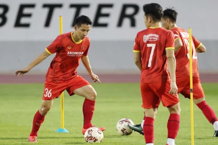 Hùng Dũng hội quân cùng đội tuyển trên sân Bà Rịa-Vũng Tàu, hôm 28/11. (Ảnh: VFF)