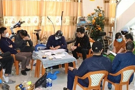 Hiện trường bắt các đối tượng đánh bạc. (Ảnh: Công an Quảng Bình)