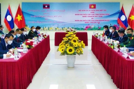 Quảng cảnh lễ ký biên bản hợp tác giữa 2 tỉnh Quảng Bình và Khăm Muộn (Lào).