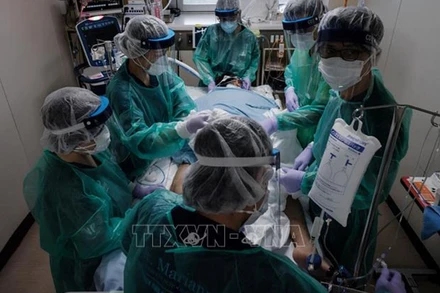 Bệnh nhân Covid-19 được điều trị tại bệnh viện ở Yokohama, Nhật Bản. (Ảnh: TTXVN)