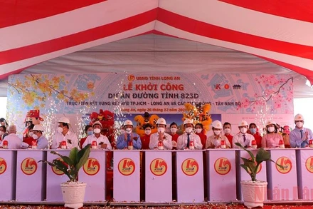 Nguyên Chủ tịch nước Trương Tấn Sang, nguyên Phó Thủ tướng Thường trực Chính phủ Trương Hòa Bình và lãnh đạo tỉnh Long An ấn nút khởi công tuyến đường tỉnh 823D.