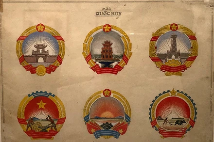 Một số mẫu Quốc huy hình tròn của Họa sĩ Bùi Trang Chước.