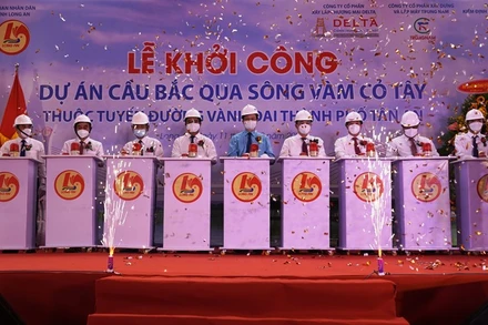 Lễ khởi công dự án cầu bắc qua sông Vàm Cỏ Tây (tỉnh Long An). 