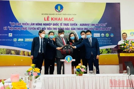 Các đại biểu bấm nút khai mạc Hội chợ Triển lãm Nông nghiệp Quốc tế 2021 (AgroViet online 2021) tại điểm cầu Hà Nội.