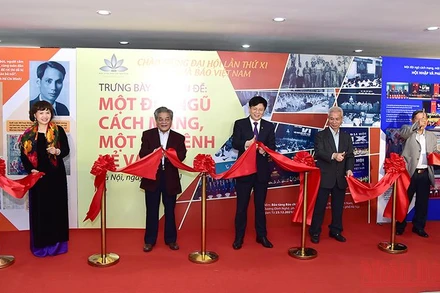 Các đại biểu cắt băng khai mạc Trưng bày. (Ảnh: THÀNH ĐẠT)