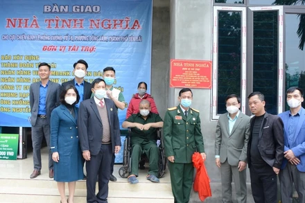 Lãnh đạo thành phố Yên Bái và các nhà tài trợ tại buổi trao nhà tình nghĩa cho anh Lê Hồng Cương.