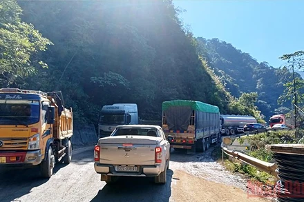 Ùn tắc giao thông diễn ra trên Quốc lộ 8A gần khu vực cửa khẩu quốc tế Cầu Treo. 