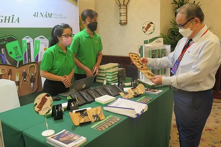 Khách tham quan một gian hàng sản phẩm tiêu biểu năm 2021 tại buổi lễ.