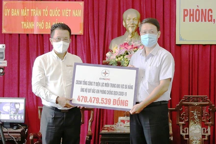 Tổng giám đốc EVNCPC Ngô Tấn Cư trao tiền đóng góp của CBCNV hỗ trợ Đà Nẵng chống dịch.