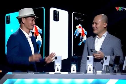 CEO Nguyễn Tử Quảng cùng diễn viên Xuân Bắc trực tiếp livestream ra mắt và mở bán dòng điện thoại Bphone A Series.