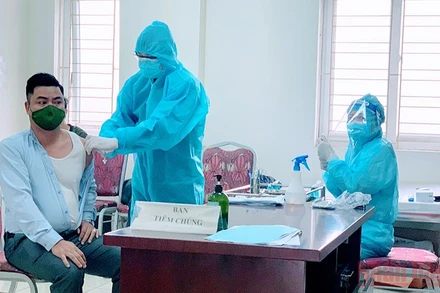 Tiêm vaccine ngừa Covid-19 mũi bổ sung cho lực lượng làm nhiệm vụ tại Bệnh viện Công an thành phố Hải Phòng.