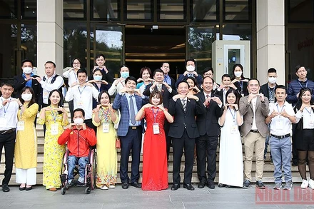 Phó Chủ tịch Quốc hội Nguyễn Khắc Định (đứng thứ 6 từ phải sang, hàng đầu trong ảnh) tạo hình tượng bình đẳng trong ngôn ngữ ký hiệu cùng các đại biểu chương trình “Tỏa sáng nghị lực Việt” năm 2021.