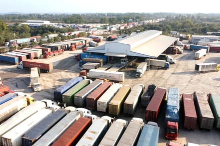 Hàng tập kết tại bãi kiểm tra hàng hóa Bắc Luân II, TP Móng Cái. 