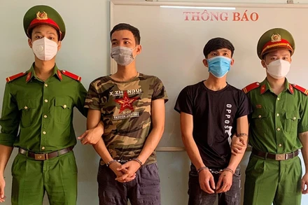 Bắt tạm giam 2 đối tượng Huy (áo đen) và Truyền.