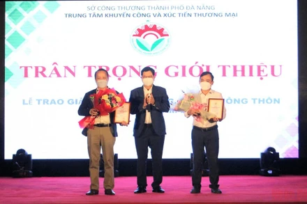 Hai sản phẩm nhận Chứng nhận sản phẩm công nghiệp nông thôn tiêu biểu cấp quốc gia.