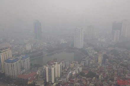 Khu vực trung tâm thành phố Hà Nội chìm trong bầu không khí đặc quánh của sương mù và bụi bẩn, cộng với mức độ ô nhiễm không khí cao. (Ảnh: Thành Đạt)