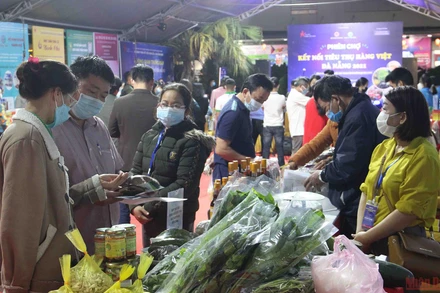 Người dân mua sắm tại phiên chợ.