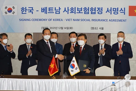 Bộ trưởng Lao động-Thương binh và Xã hội Việt Nam và Bộ trưởng Y tế và Phúc lợi Xã hội Hàn Quốc ký Hiệp định song phương về bảo hiểm xã hội giữa hai nước. (Ảnh: TTXVN)