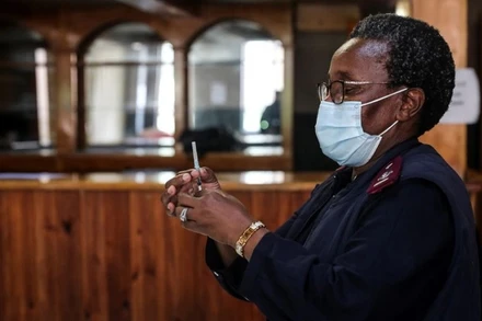 Nhân viên y tế chuẩn bị tiêm 1 liều vaccine Pfizer ở Johannesburg, Nam Phi, ngày 9/12/2021. (Ảnh: Reuters)