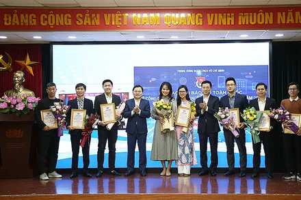 Nhóm tác giả Chương trình truyền hình Đối diện “Chống nhạt Đảng, khô Đoàn trong thanh niên” nhận giải Nhất tại buổi lễ.