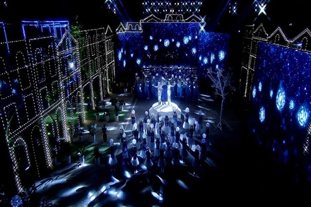 Thiết kế sân khấu tái hiện hình ảnh những con đường rộng mở. (Ảnh: VTV)