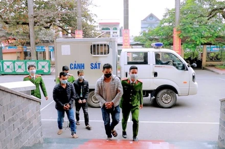 Các đối tượng được đưa về Công an thị xã Đông Triều để phục vụ điều tra.