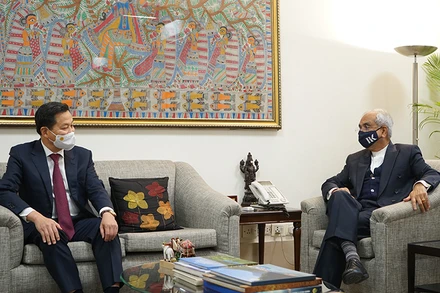 Phó Thủ tướng Chính phủ Lê Minh Khái (bên trái) và Phó Chủ tịch Viện Chuyển đổi quốc gia Ấn Độ Rajiv Kumar. (Ảnh: Phan Tùng/VOV) 