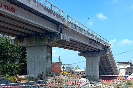 Hiện trường công trình cầu bắt ngang sông Cái Đôi Vàm bị sụp lún vào trưa 21/12. 