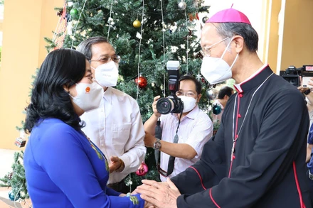 Đồng chí Bùi Thị Minh Hoài thăm hỏi Giám mục Chính tòa Giáo phận Xuân Lộc Đỗ Văn Ngân.