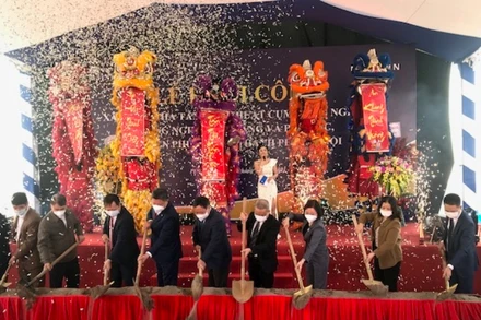 Các đại biểu tham gia lễ khởi công.