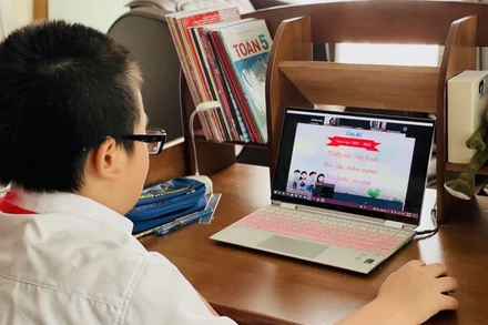 Học sinh học trực tuyến tại nhà trong những ngày nghỉ do dịch Covid-19. (Ảnh: Đăng Anh)