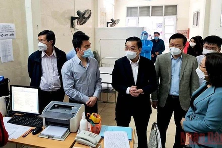 Chủ tịch UBND thành phố Hà Nội Chu Ngọc Anh kiểm tra tại Trạm Y tế lưu động ở phố Hào Nam, phường Ô Chợ Dừa, quận Đống Đa. (Ảnh: PHẠM HÙNG)