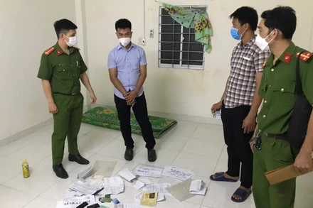 Lực lượng công an khám xét nơi ở đối tượng Trần Danh Tường.