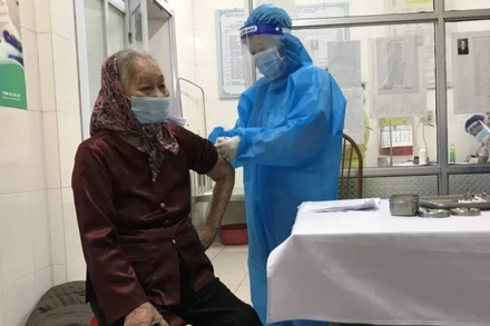 Thái Bình tổ chức tiêm vaccine ngừa Covid-19 cả buổi tối cho người dân.