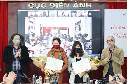 Các tác giả đoạt giải nhì kịch bản phim hoạt hình nhận giải thưởng.