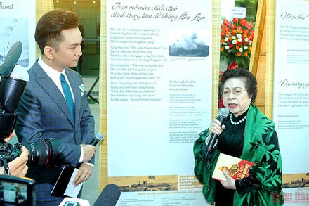 Tác giả Nguyễn Thị Mỹ Dung giới thiệu bài thơ ưa thích nhất về Đại tướng Võ Nguyên Giáp. Ảnh: Thành Đạt