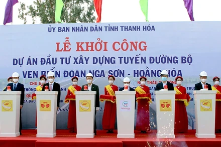 Các đại biểu thực hiện Lễ động thổ khởi công dự án.