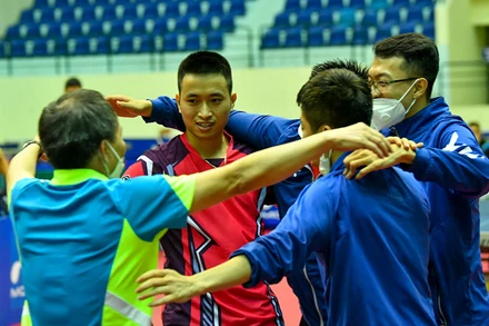 Niềm vui chiến thắng sau hơn 4 giờ thi đấu của các vận động viên, huấn luyện viên Long Hải-Hải Dương 1.