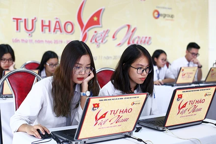 Các thí sinh tranh tài tại Lễ khai mạc Cuộc thi “Tự hào Việt Nam” lần thứ 3.