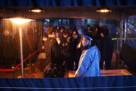 Một điểm xét nghiệm Covid-19 tại Hàn Quốc. (Ảnh: Reuters)