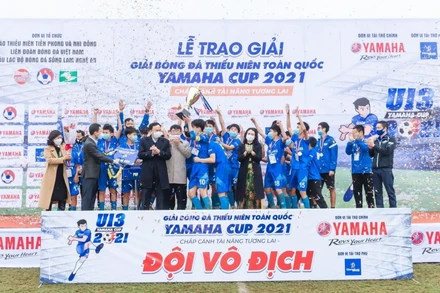 Đội PVF nhận Cúp vô địch.