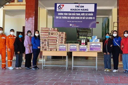 Đại diện Điện lực Điện Biên trao quà tặng học sinh xã Na Tông, huyện Điện Biên.