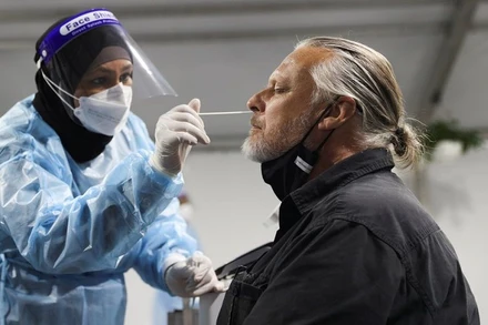 Lấy mẫu xét nghiệm Covid-19 tại Sân bay Sydney, Sydney, Australia, ngày 29/11/2021. (Ảnh: Reuters)