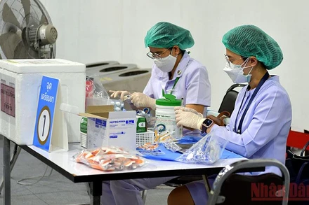 Nhân viên y tế chuẩn bị các mũi vaccine ngừa Covid-19 tại một điểm tiêm chủng ở thủ đô Bangkok.