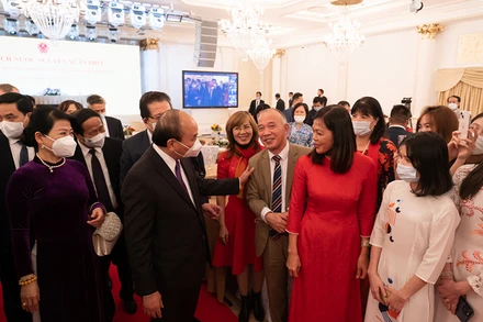 Chủ tịch nước Nguyễn Xuân Phúc động viên người Việt Nam tại Liên bang Nga. (Ảnh: Thanh Thể)