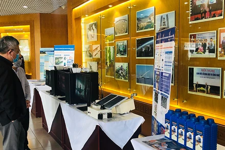 Các đại biểu tham quan mô hình trình diễn tại Hội nghị.